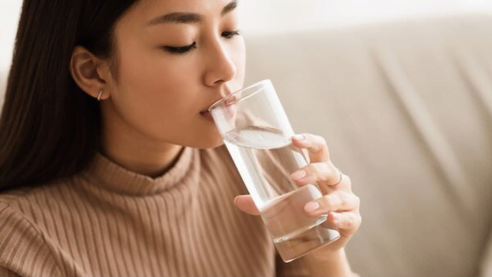 uống nước thường xuyên bảo vệ da